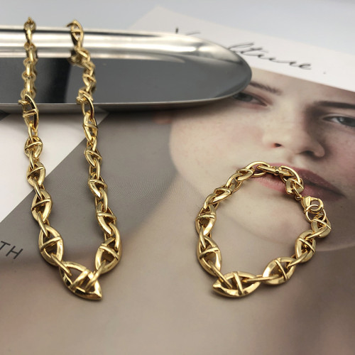 Pig Nose Necklace Women Sharp Horn Metal Chain Plated With Real Gold 18K Gold Plated Simple Niche Design Clavicle Chain