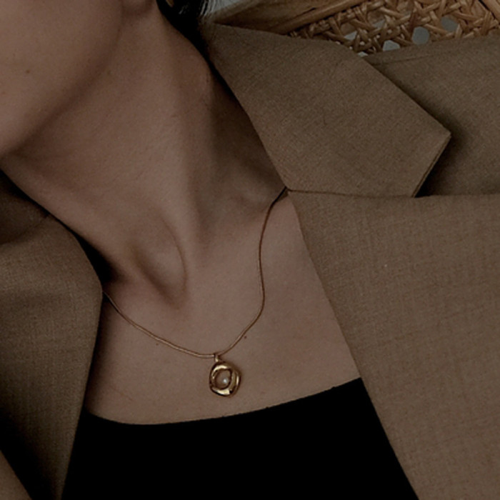 Pearl Necklace Women Snake Bone Chain Irregular Circle Pendant Minimalist Style Cool Wind Niche Jewelry