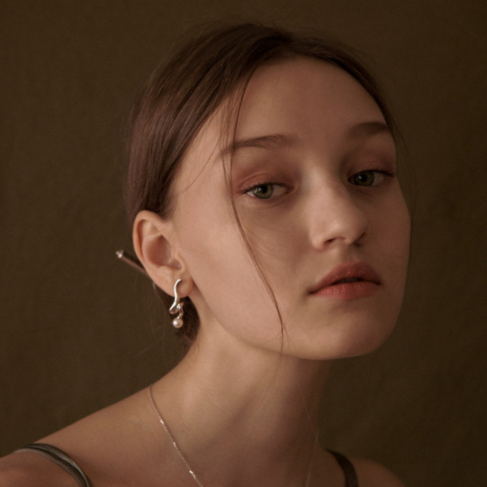 Pearl earrings female glossy geometric irregular earrings French fashion atmosphere simple light luxury ins trendy high-end sense