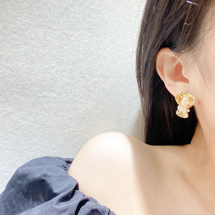 Natural pearl earrings female niche design sense ins fashion earrings personality 18K gold net red earrings