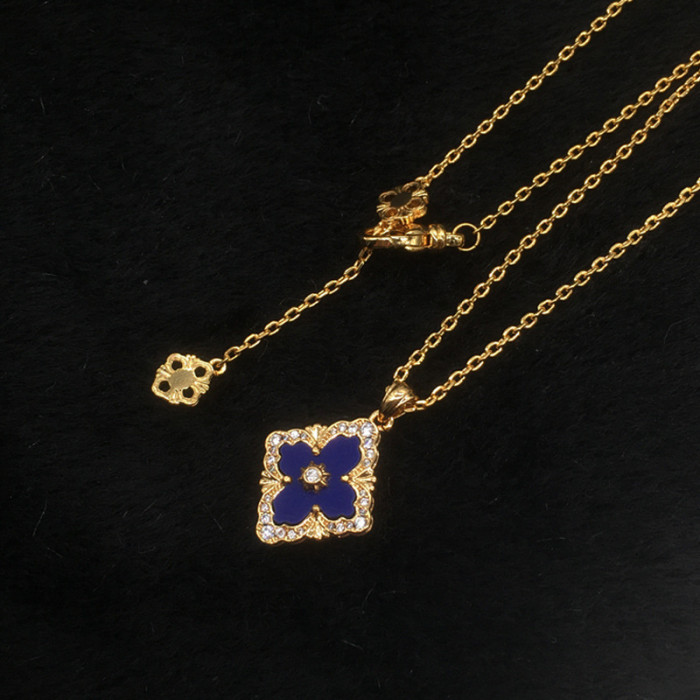 The New Gold-Plated Diamond Inlaid Clover Pendant Is A Luxury High-Level Version. A Woman With Two Natural White Shell Necklaces