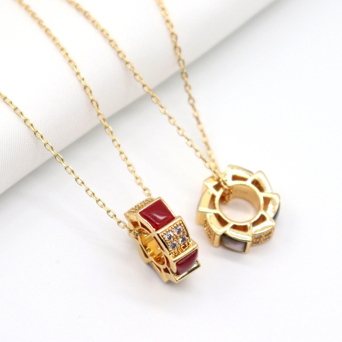 Fashion 18K Gold Snake Bone Necklace Female Diamond Ring Red Agate White Fritillaria Snake Shaped Pendant Collarbone Chain