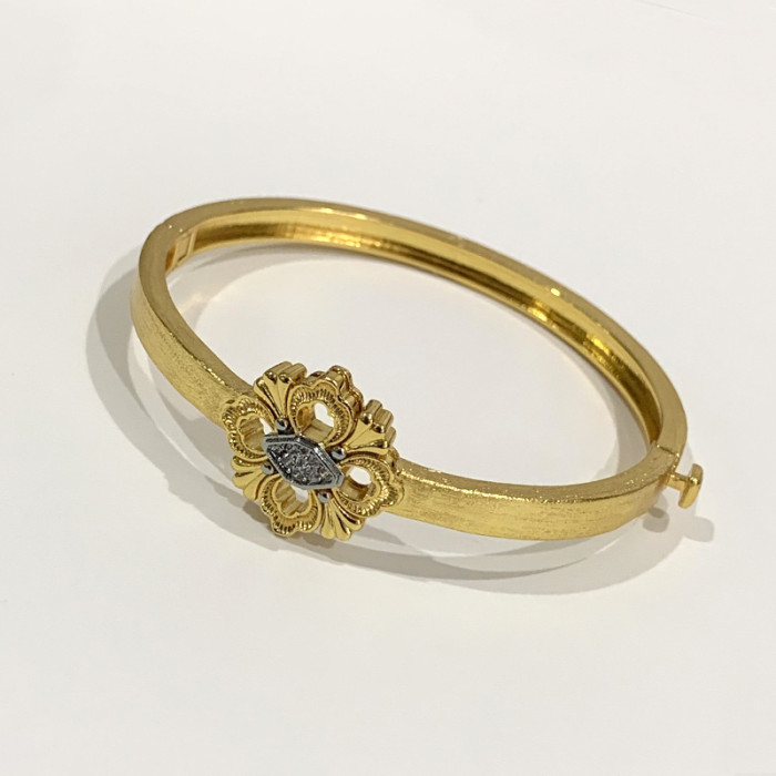 Vintage Palace Hollowed Out Clover Bracelet Women's Simple Diamond Inlaid Lucky Clover Open Bracelet Bracelet