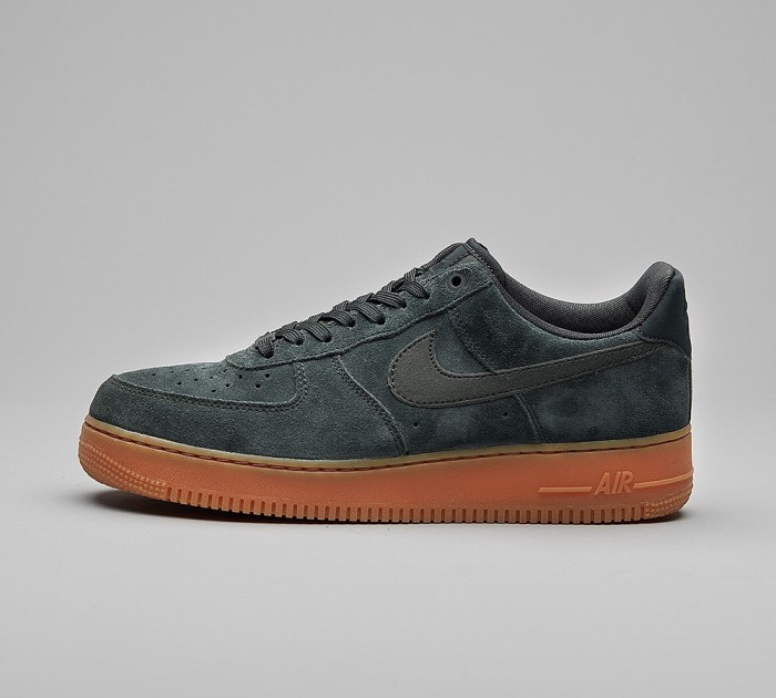 Men Nike Air Force 1 '07 LV8 Suede Trainer | Outdoor Green / Gum
