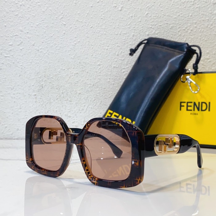 Black sunglasses FENDI 40048U SF159