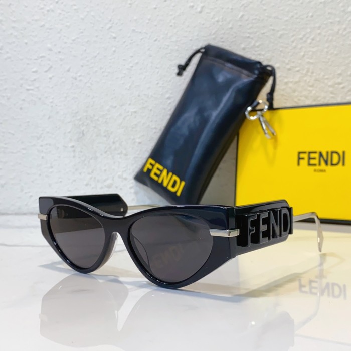 Polarized sunglasses Triangle FENDI FE40121 SF162