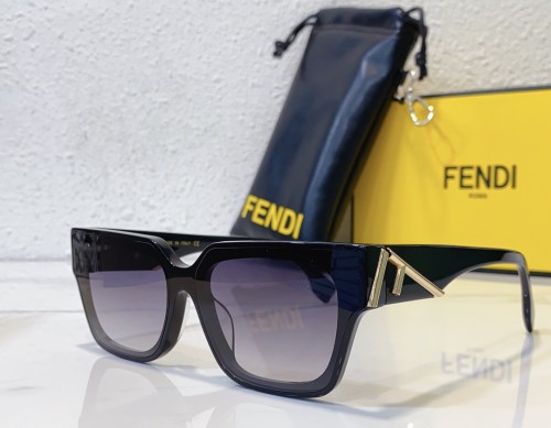 Black sunglasses FENDI FE40097I SF162