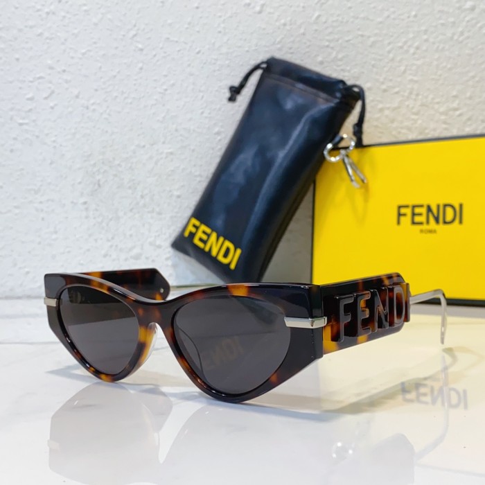 Polarized sunglasses Triangle FENDI FE40121 SF162