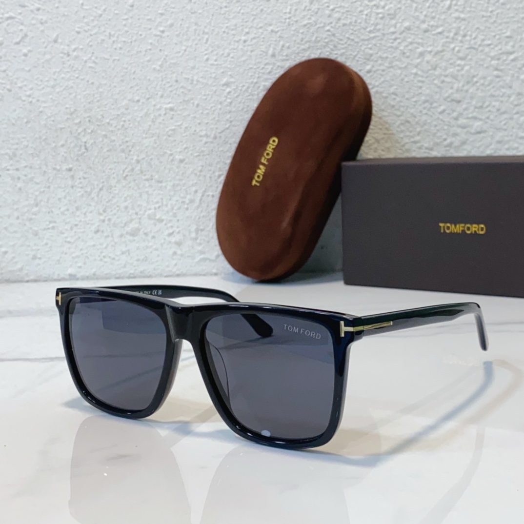 black color of Tom Ford Replica Sunglasses FT0832