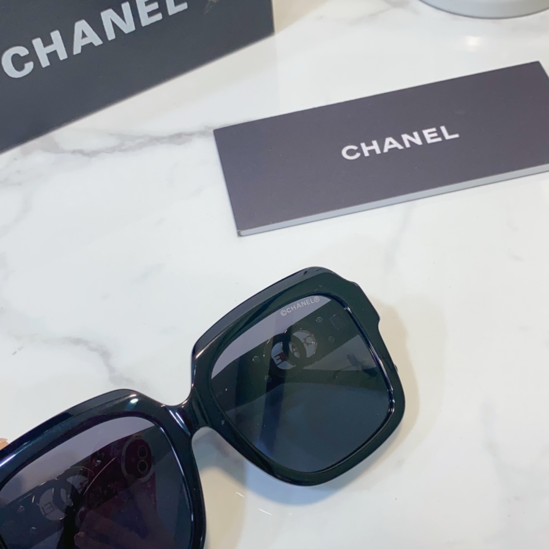 front version of Best Replica Sunglasses for summer CH8283