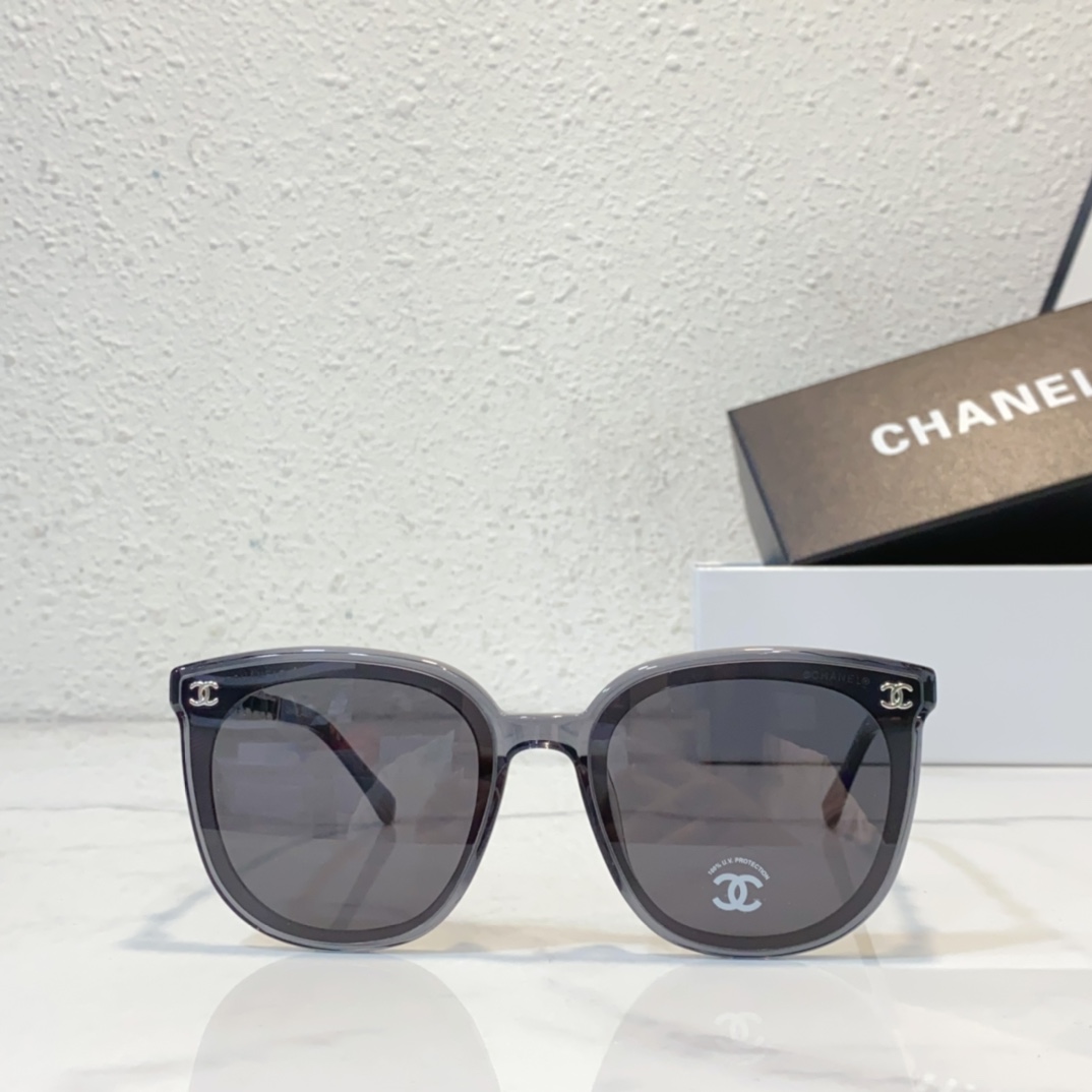 Faux Chanel sunglasses 6810 - front