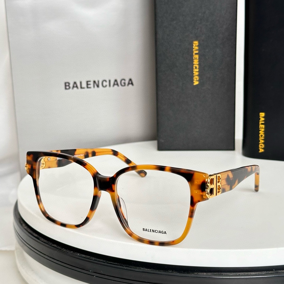 amber of Balenciaga eyeglasses dupe BB0104