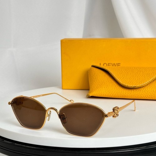 Copy Loewe LW40115U Prada sunglasses