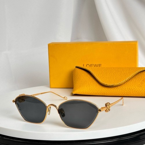 Copy Loewe LW40115U Prada sunglasses
