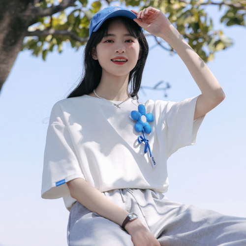 簡約立體小花短T