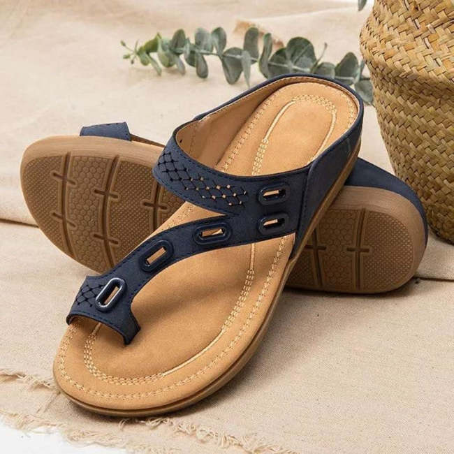 Women's Casual Sandals And Slippers With Flat Bottomed Flip Flops And Hollow Buckle Pattern