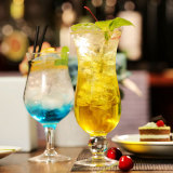 Cheap wholesale tall cold drink cup hurricane cocktail glass juice glass to accept customization