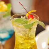 Cheap wholesale tall cold drink cup hurricane cocktail glass juice glass to accept customization