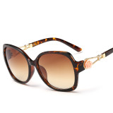 2017 NEW Brand Butterfly Pierced Style Sunglasses OEM Gradient Points Female Sun Glasses Camellia oculos lunette 133601