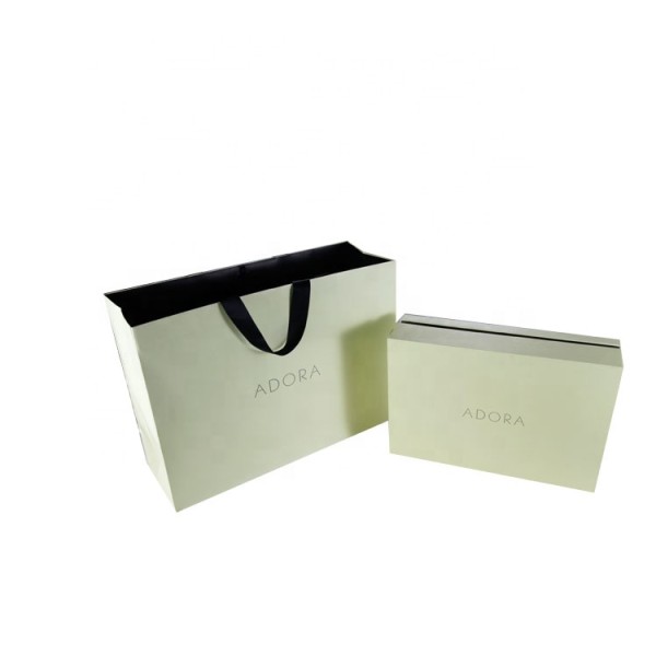 Luxury Paper Custom Logo Gold Stamping Packaging Gift Bags for Shopping Clothing