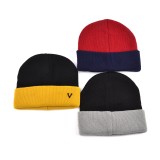 fashion cunstomized winter warm caps two tone colors metal patch logo acrylic knit hats