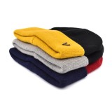 fashion cunstomized winter warm caps two tone colors metal patch logo acrylic knit hats