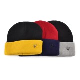 fashion cunstomized winter warm caps two tone colors metal patch logo acrylic knit hats