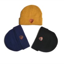 Wholesale unisex custom solid color plain beanie cap with leather patch