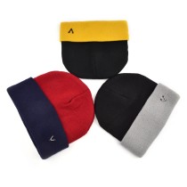 fashion cunstomized winter warm caps two tone colors metal patch logo acrylic knit hats