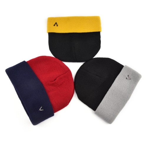 fashion cunstomized winter warm caps two tone colors metal patch logo acrylic knit hats