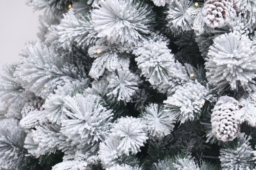 Wholesale Green PVC and PE mixed Christmas tree with snow and pinecones party decoration