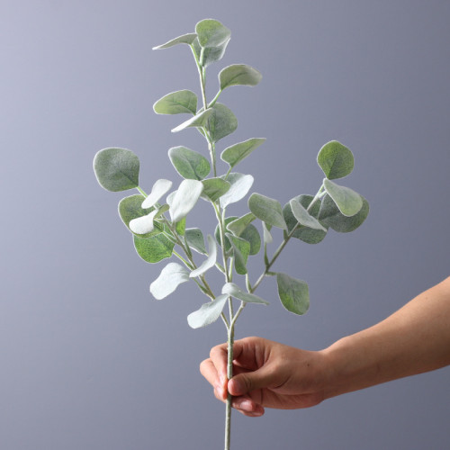 Florist arranges flowers with grass plants wedding hotel decoration simulation planting hair money leaves