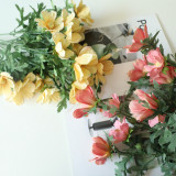 2021artificial flower rose manufacturer family decoration wedding holding flowers to attract Persian Chrysanthemum