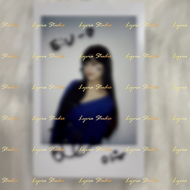 EVERGLOW E:U Signed Polaroid from Last melody era