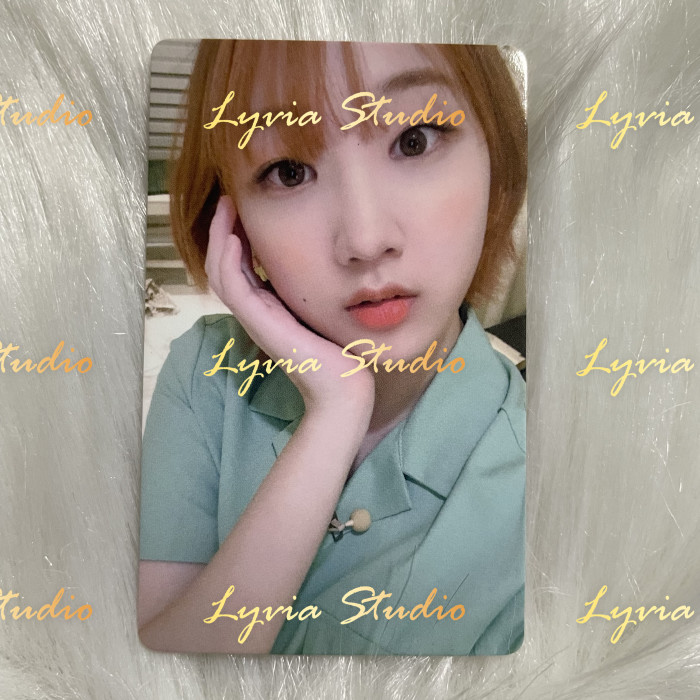 WEEEKLY Holiday Apple Music Fansign Pre-order Photocard