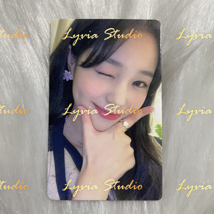 WEEEKLY Holiday Apple Music Fansign Pre-order Photocard