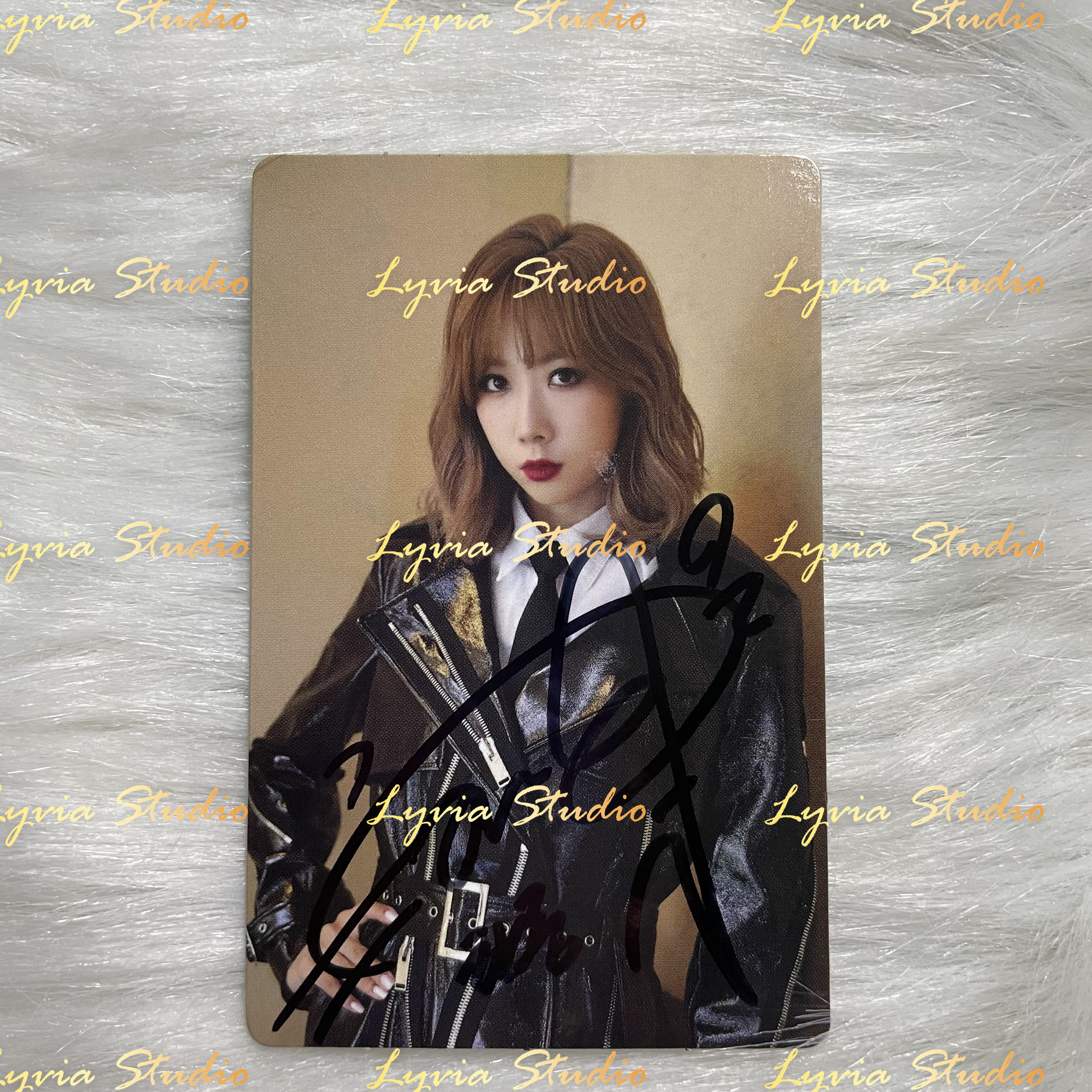 DREAMCATCHER Signed Album Photocard - www.lyviastudio.com