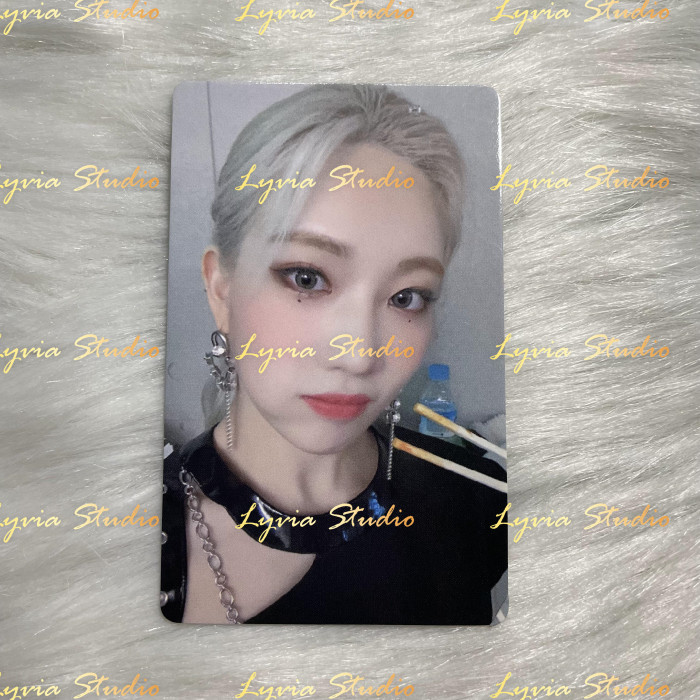 LOONA & Apple Music Fansign Pre-order Photocard A.VER
