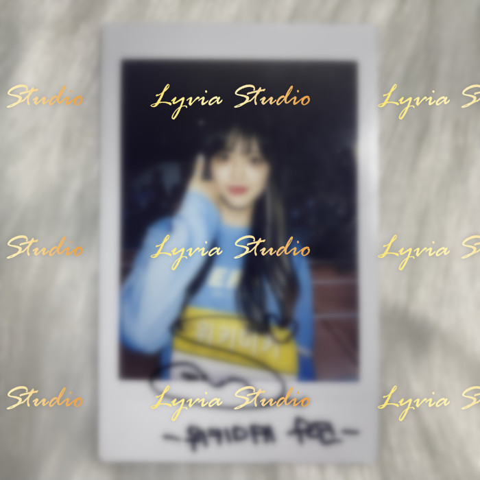 WEKIMEKI SUYEON Signed Polaroid from ISAC event