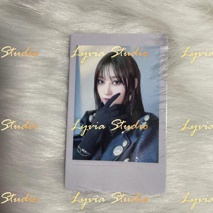EVERGLOW Pirate Apple Music1.0 Pre-order Photocard