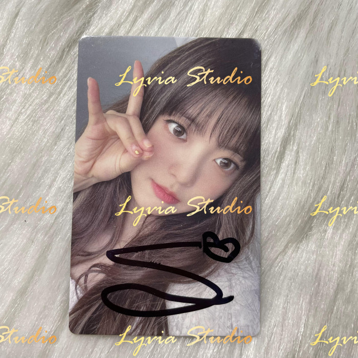 WEKIMEKI SUYEON Signed Photocard from offline fansign event