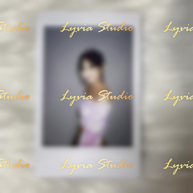 EVERGLOW AISHA Unsigned Polaroid from Pirate era