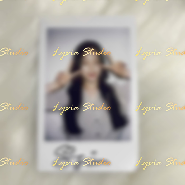 WEEEKLY Soojin Signed Polaroid from Ven Para era