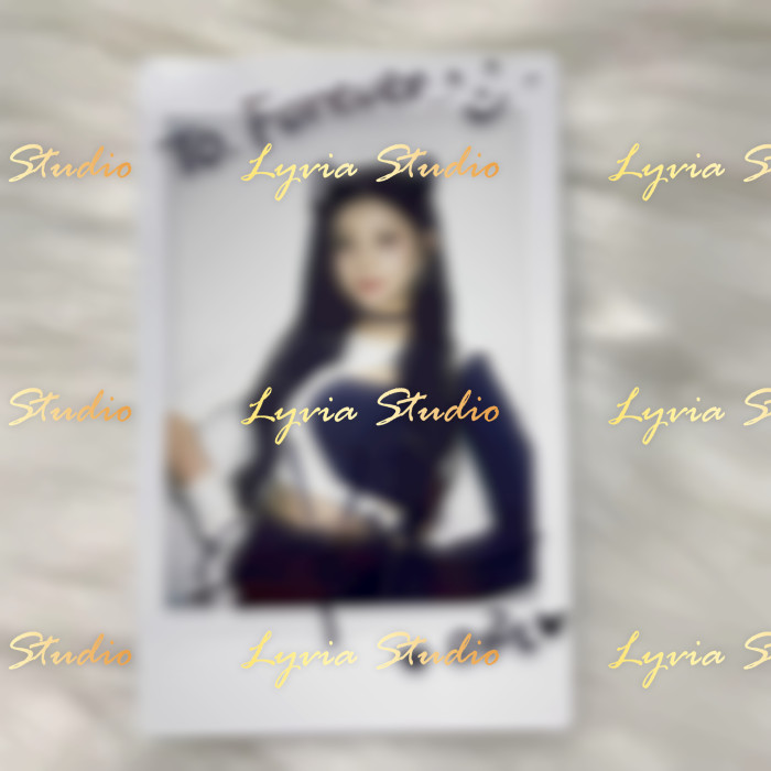 EVERGLOW Yiren Signed Polaroid from Last melody 'the first' era