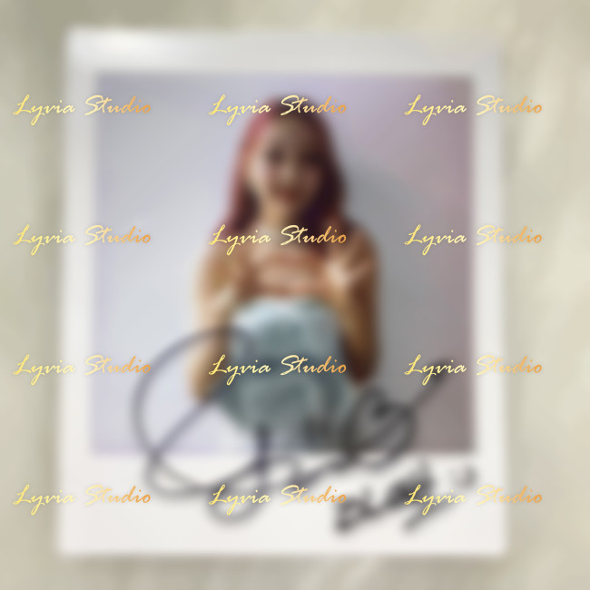 LOONA Yves Signed Squared Polaroid from Flip That era