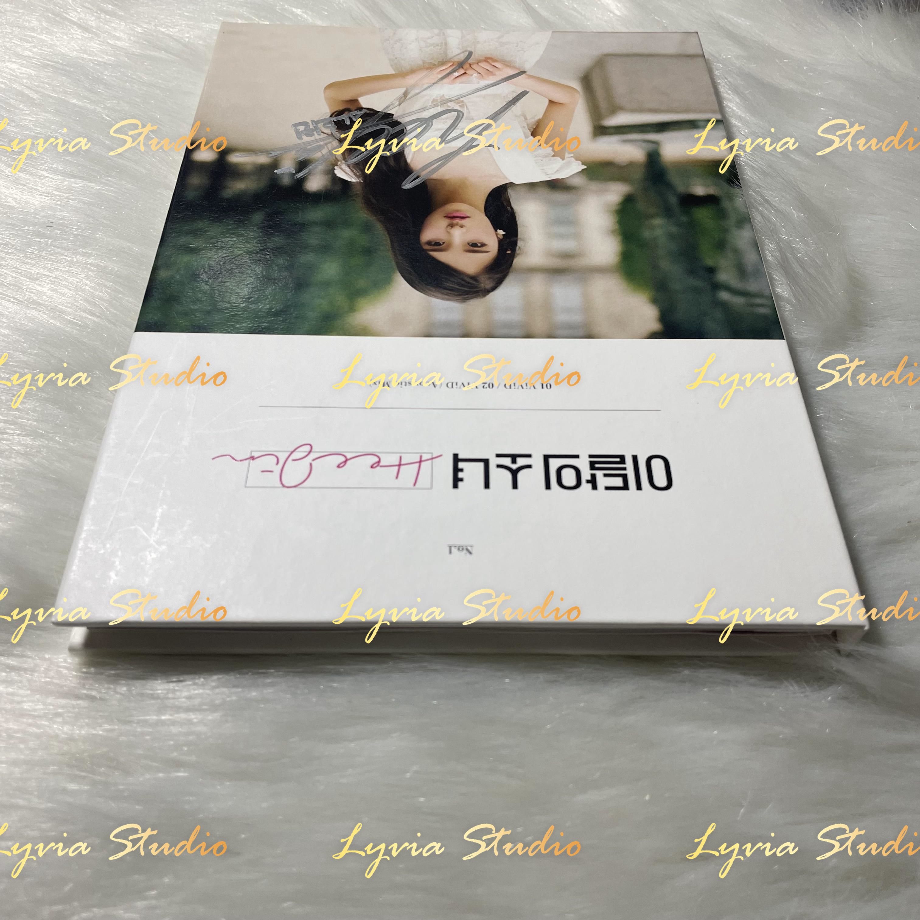 LOONA Heejin Solo 'Vivid' Signed Promo Album - www.lyviastudio.com