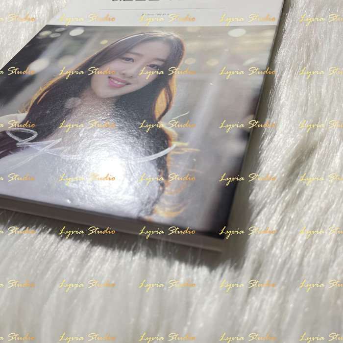 LOONA Yves Solo 'Yves' Signed Album