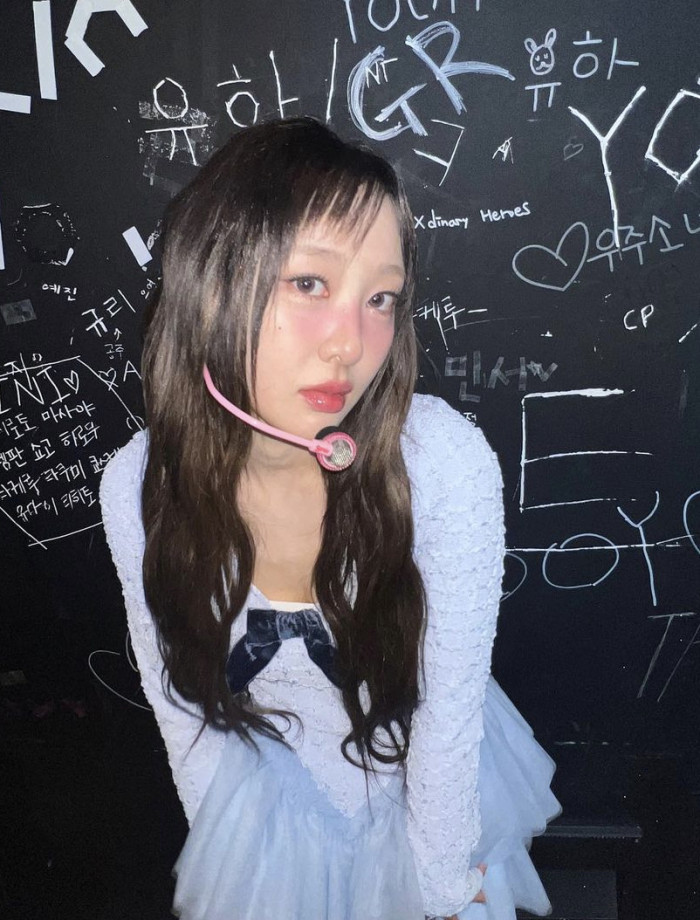 LOONA Yves Signed Polaroid from solo LOOP era