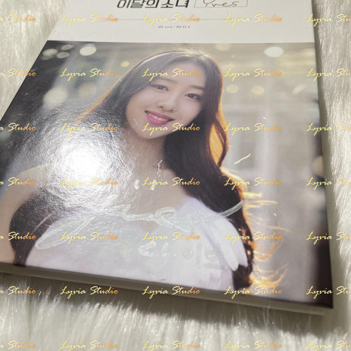 LOONA Yves Solo 'Yves' Signed Album