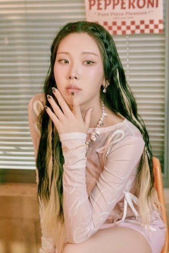 MOMOLAND Nayun Signed Polaroid from RODEO era